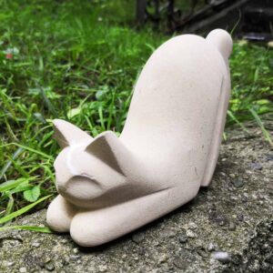 Scultura a forma di gatto che si stiracchia