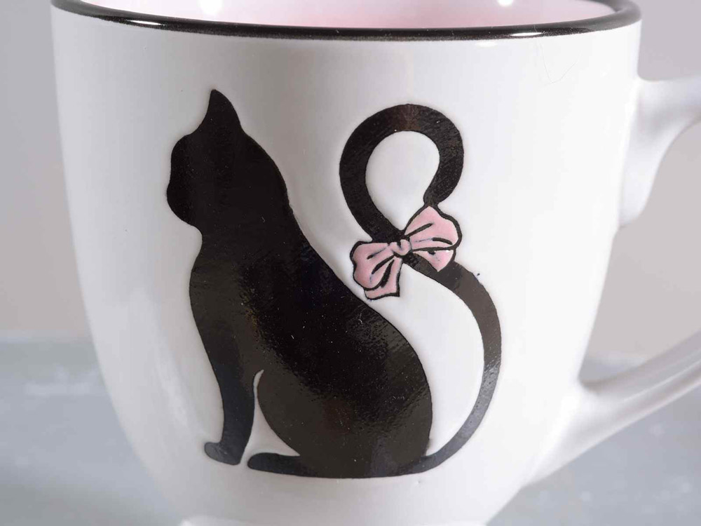 Tazza in ceramica con gatto nero e interno colorato